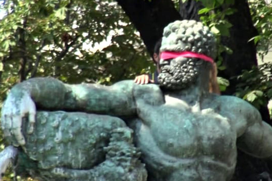 Bendate le statue della Fontana Angelica in centro a Torino – Un volantino rivendica il gesto