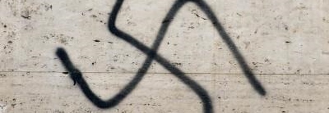 Svastica contro una coppia di donne sui muri del condominio- Lesbofobia a Torino
