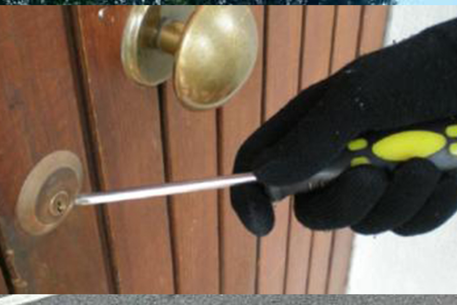 Giovanissimi Rom scoperti mentre scassinano porte di appartamenti – Arrestati