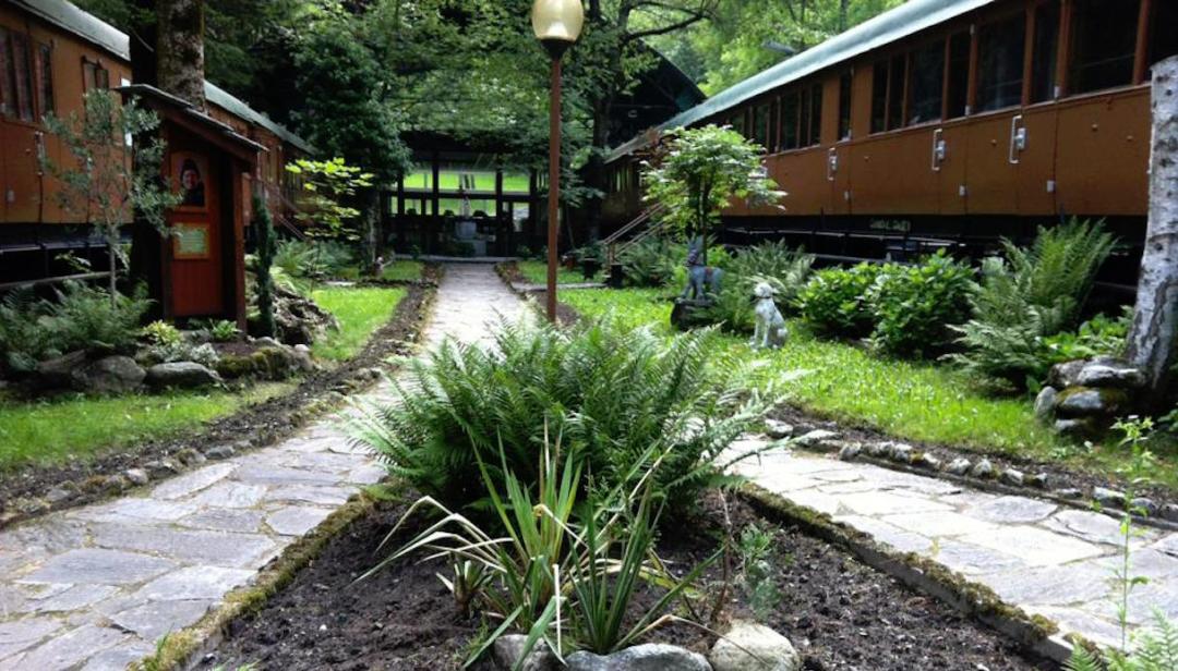 In Piemonte c’è un fiabesco villaggio di treni- Antiche carrozze immerse nella natura, ecco dove