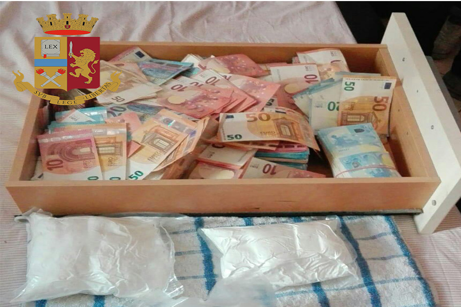 Trovati 80.000 euro e un chilo e mezzo di cocaina a casa di due giovani pusher – Arrestati