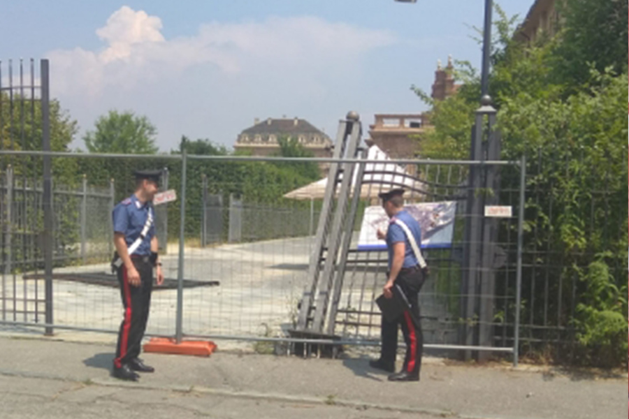 Totalmente ubriaco sbanda col furgone e sfonda cancello della Reggia di Venaria