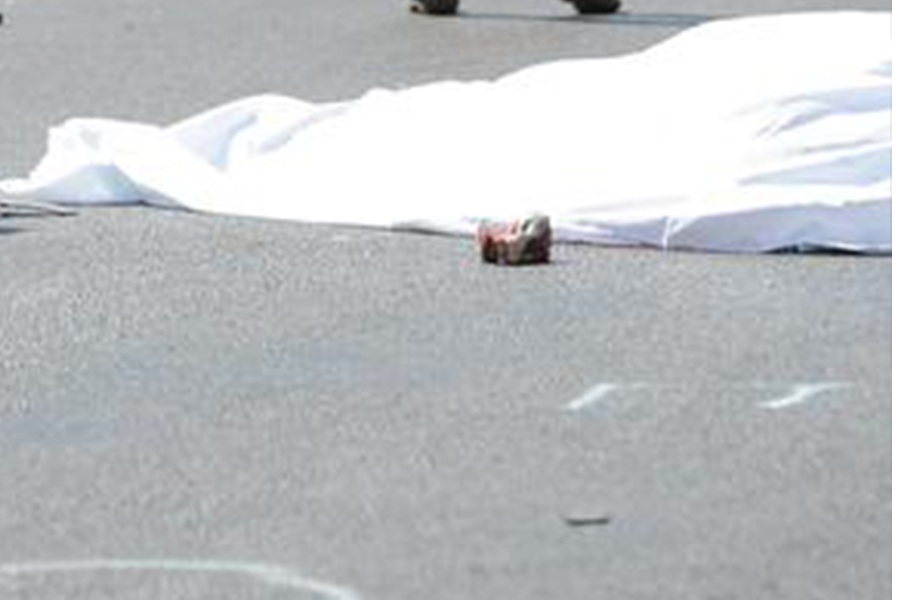 Auto invade corsia e investe una moto – Muore una coppia