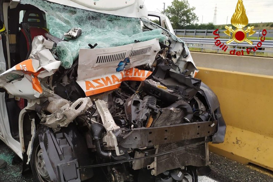 Ambulanza tampona un autocarro – 4 feriti