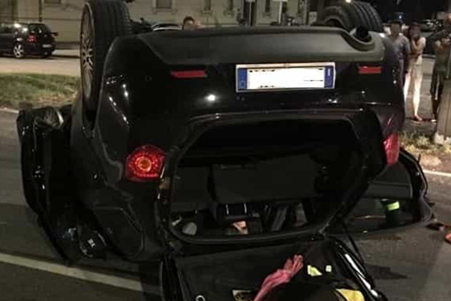 Si ribalta con l’auto dopo uno scontro – Ragazza incastrata fra le lamiere