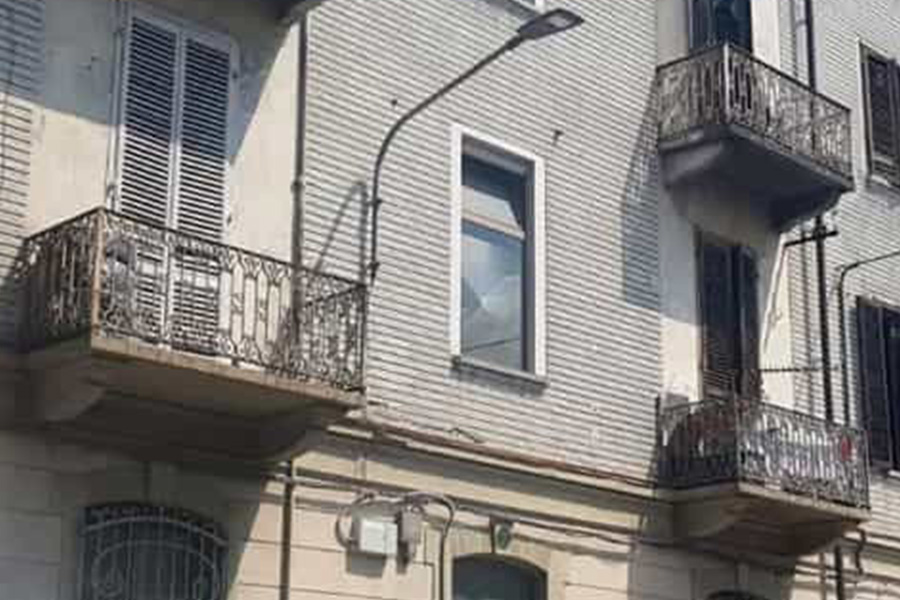 Mistero in Barriera – Ragazza resta appesa nel vuoto, poi cade dal balcone – E’ grave