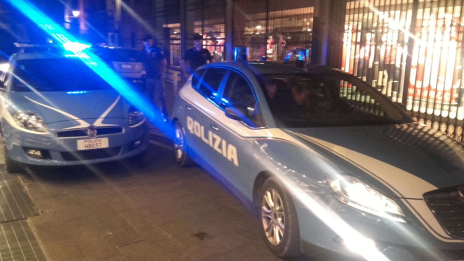 Con le gambe a penzoloni rubava dentro un’auto – Scoperto e arrestato dalla Polizia