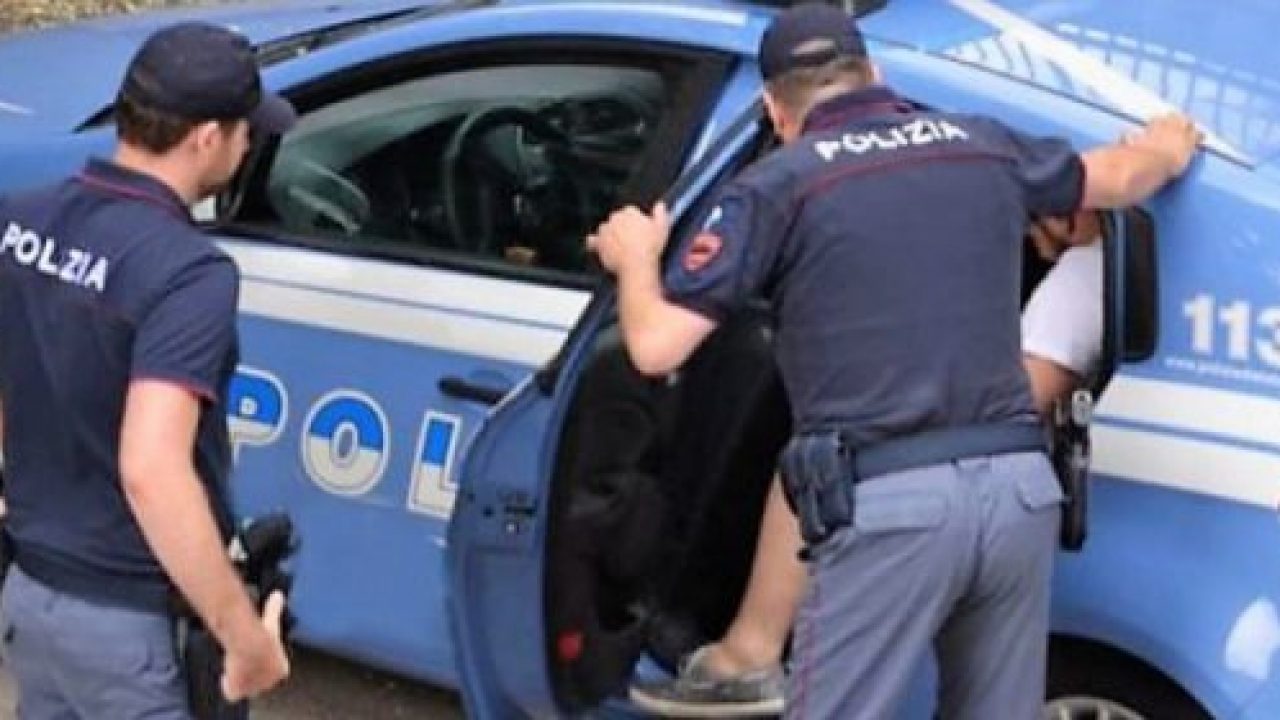 Marito e moglie scoprono un ladro nel condominio e lo fanno arrestare