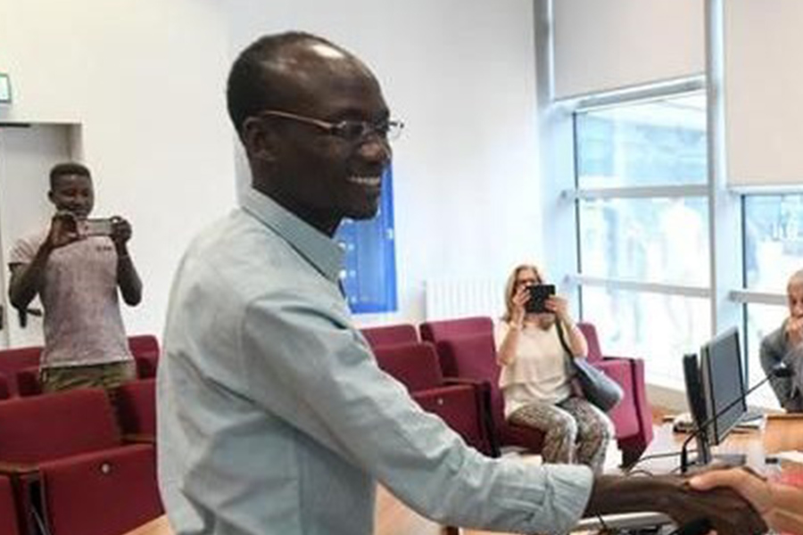 Sbarcato a Lampedusa, si laurea dopo 8 anni a Torino – La tesi sui diritti umani in Darfur
