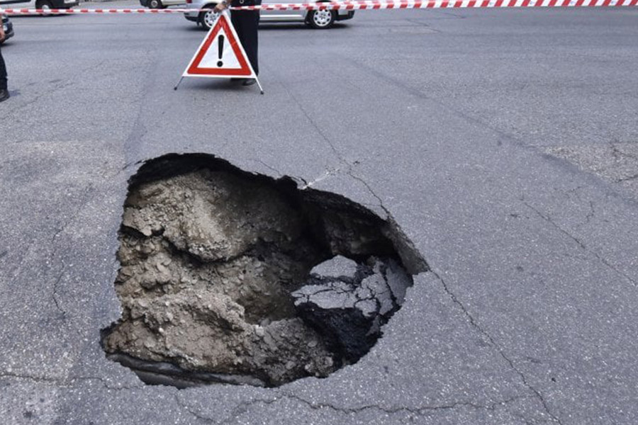Si apre voragine in strada a Torino – Auto resta incastrata