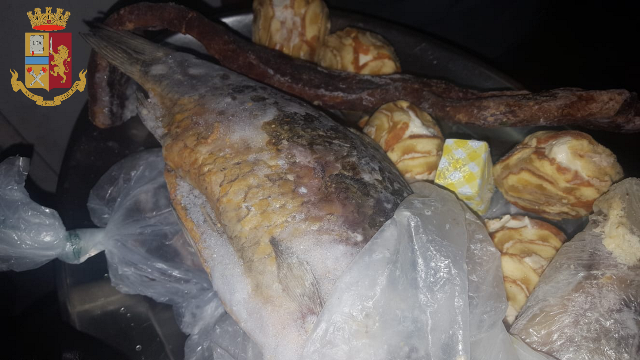 Cibo in pessimo stato – Sequestrati 30 kg di alimenti in un locale di via Nizza