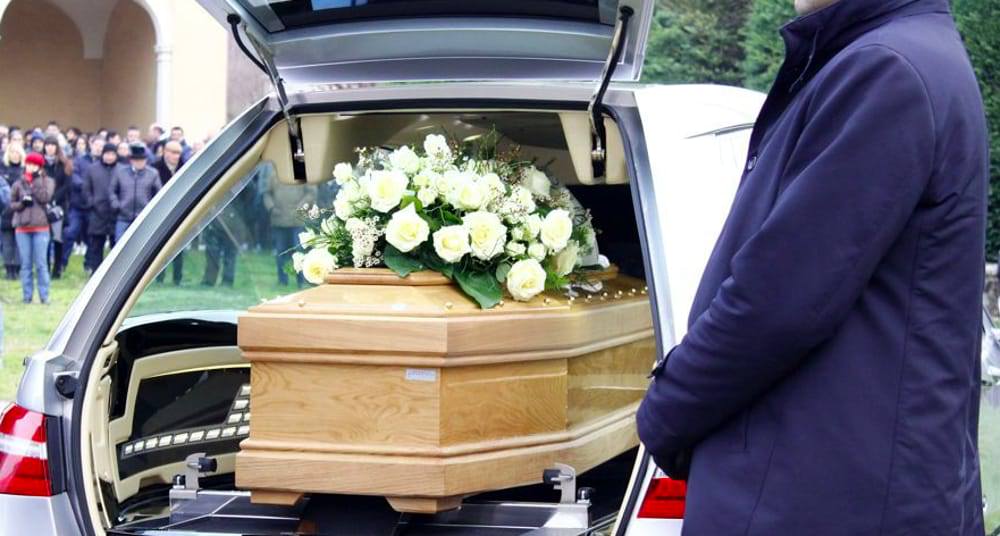 Il suo funerale è in corso – I ladri entrano in casa e portano via tutto
