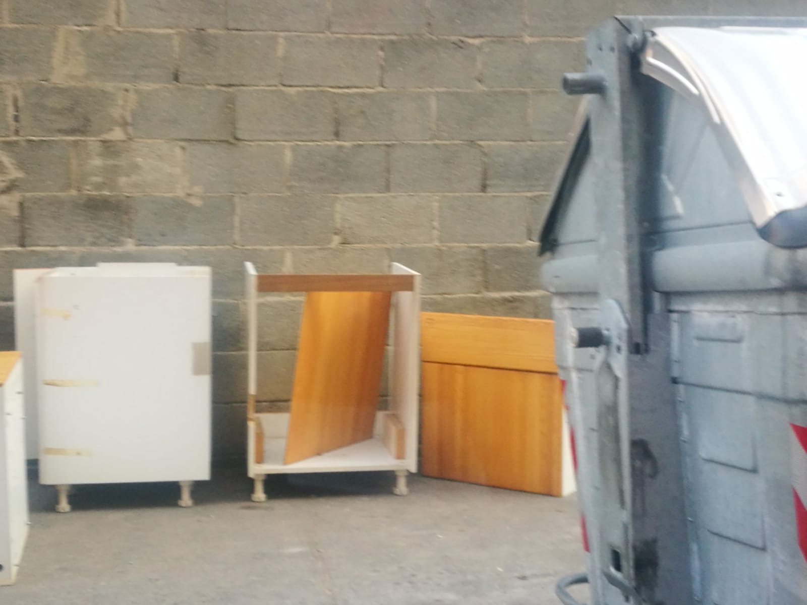 ‘I maiali di Barriera’ all’assalto – Quartiere deturpato dagli incivili, Petrarulo (FdI): “E’una discarica a cielo aperto’