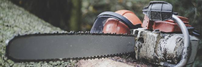 Gli sfugge la motosega mentre lavora in giardino – Muore dissanguato