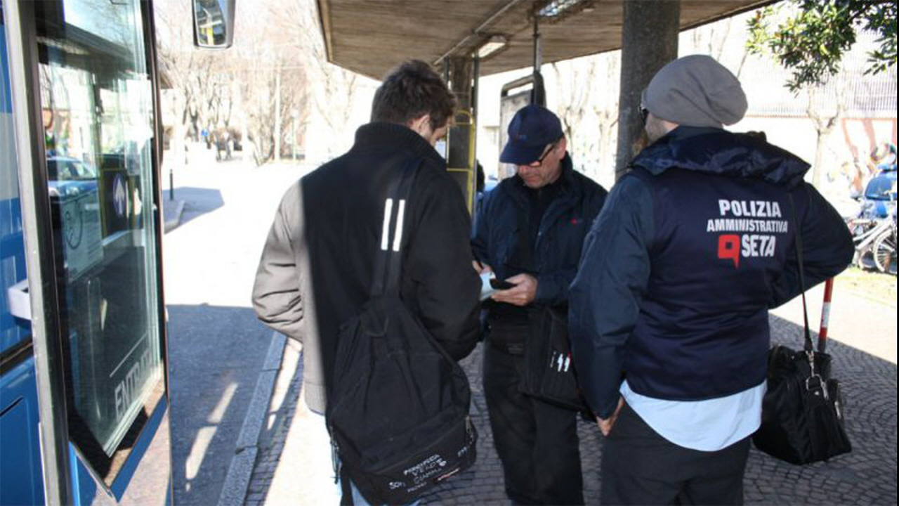 Senza biglietto, prende a pugni il controllore e lo manda all’ospedale
