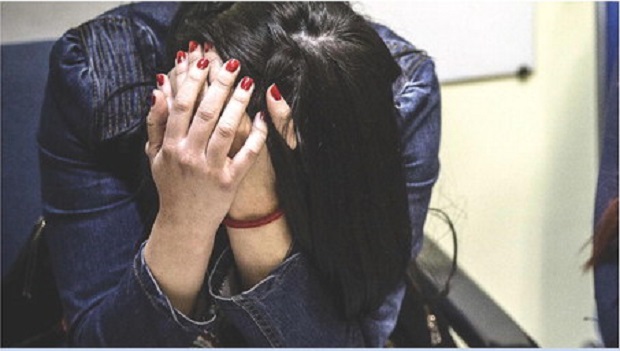 Picchia e spacca il setto nasale alla moglie – Espulso dalla città