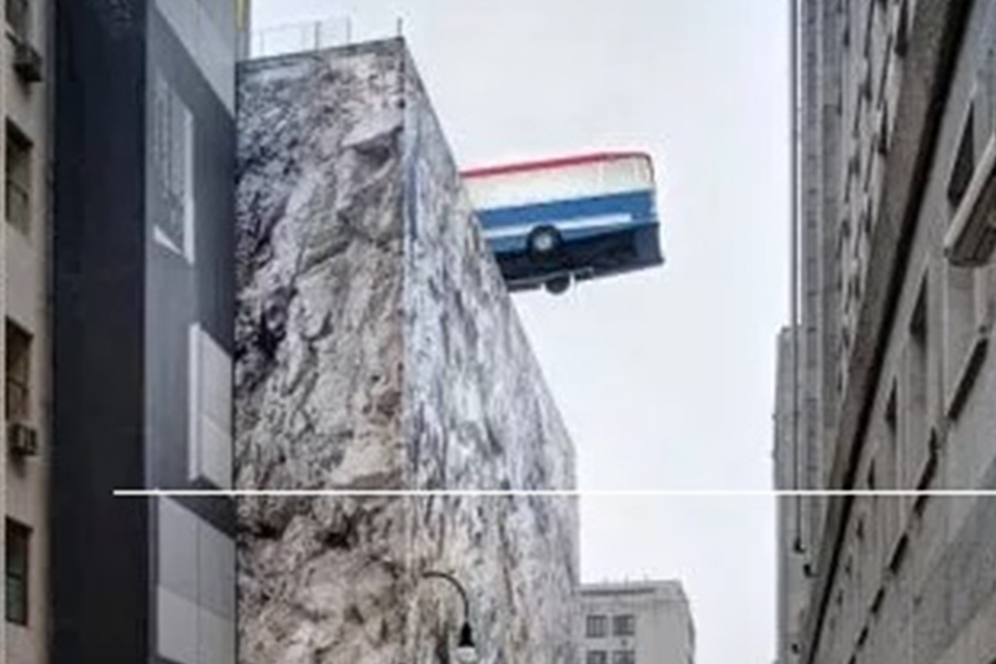 Autobus sospeso in aria nel centro di Torino – Ecco perché