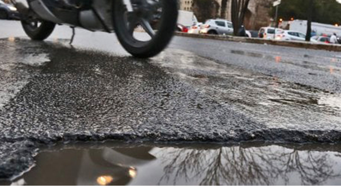 Alpinista torinese ferito per una buca in pieno centro “Ho scalato l’Everest, stavo per morire a Torino”