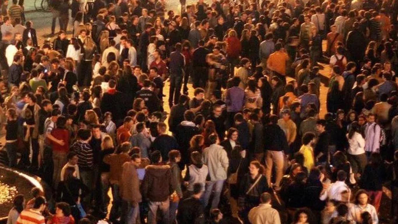 Movida folle a Vanchiglia – Fra urla e tamburi, interviene anche il parroco “Salvate Santa Giulia”