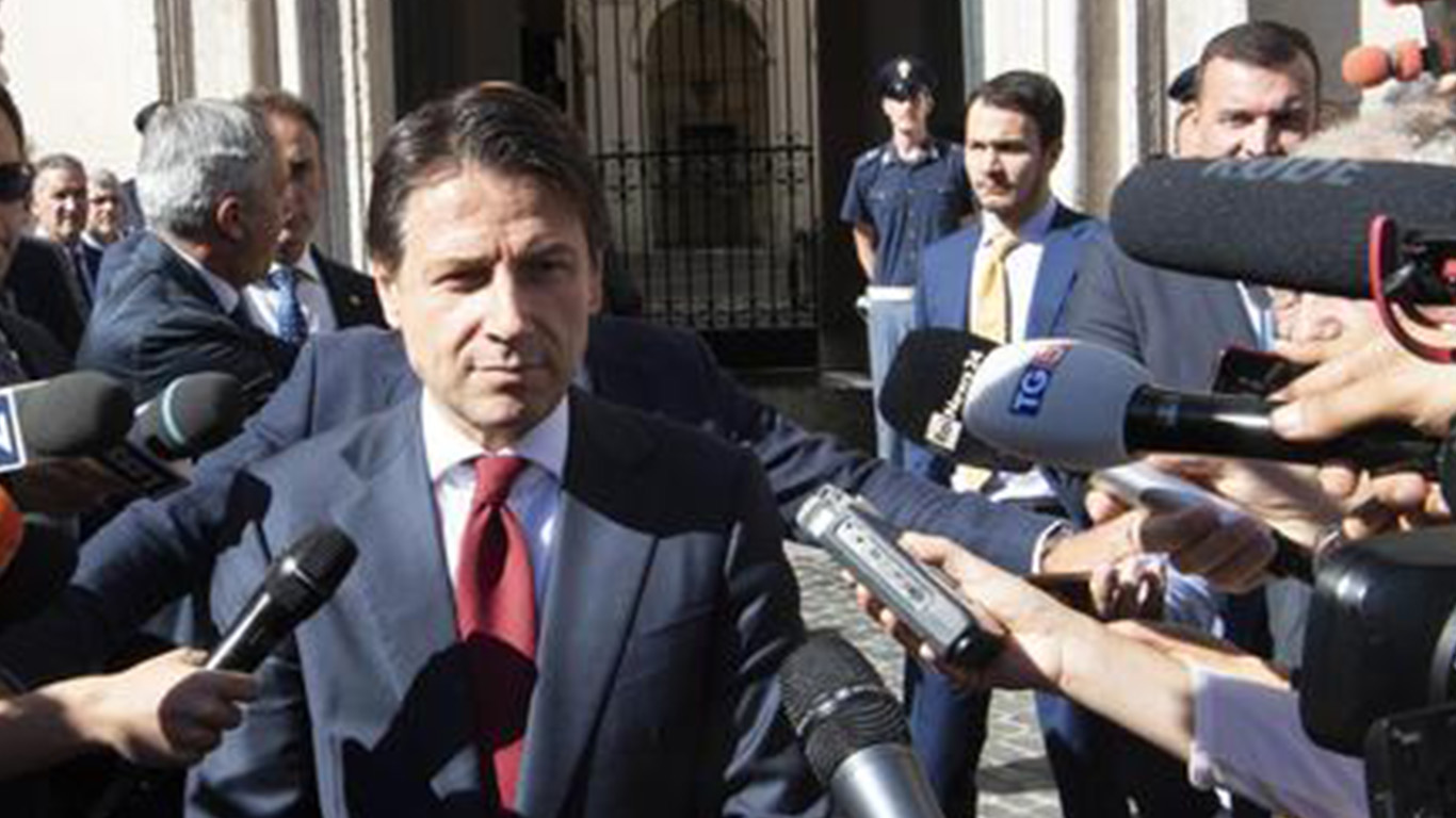 Il premier Conte a Torino, l’appello degli operai: “Basta saccheggi delle multinazionali nel nostro Paese”