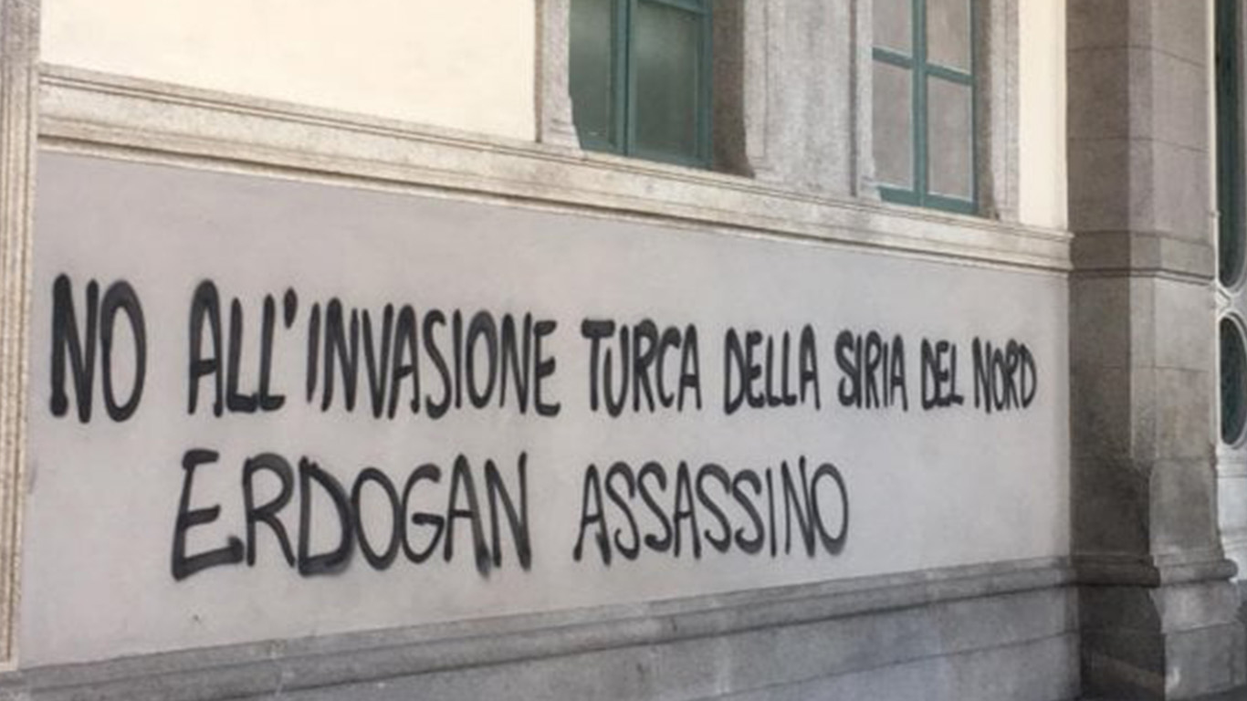 ‘Erdogan assassino’ – Le scritte a Porta Nuova, denunciate due attiviste dei centri sociali