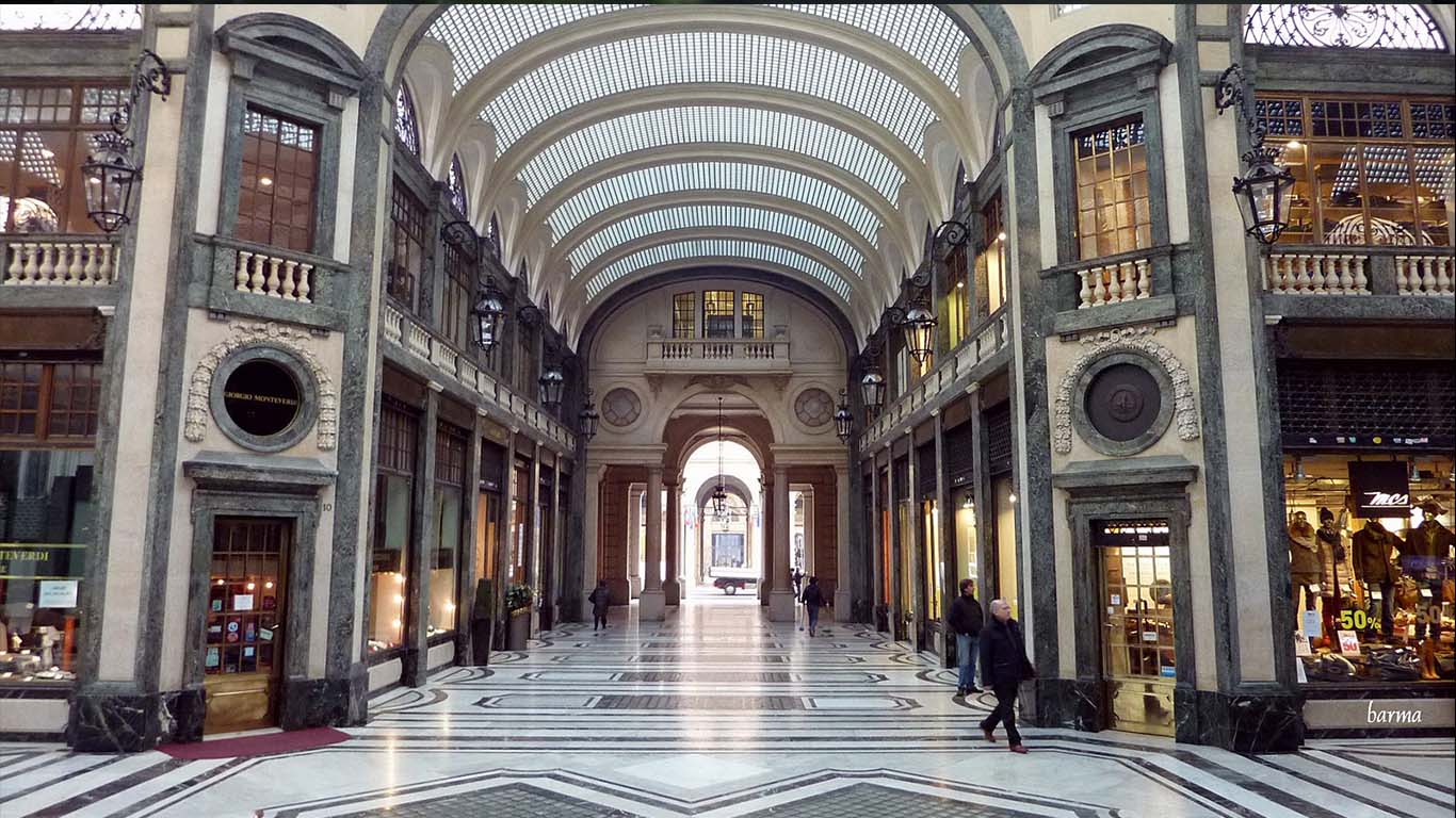 Clochard impazzisce in pieno centro e attacca passanti con una pietra – Caos in Galleria San Federico