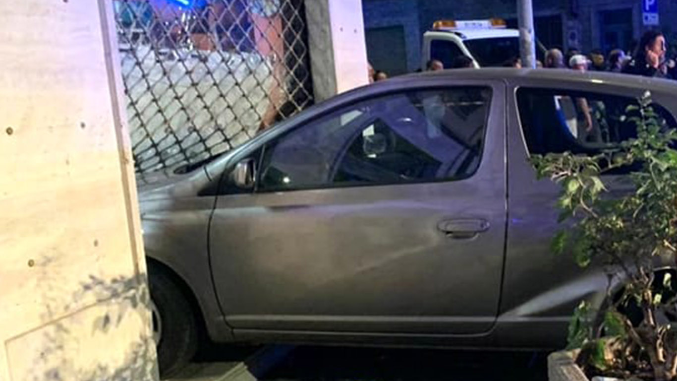 Ancora caos in Barriera – Ubriaco alla guida sfascia tre auto, una sfonda una lavanderia, un’altra prende fuoco