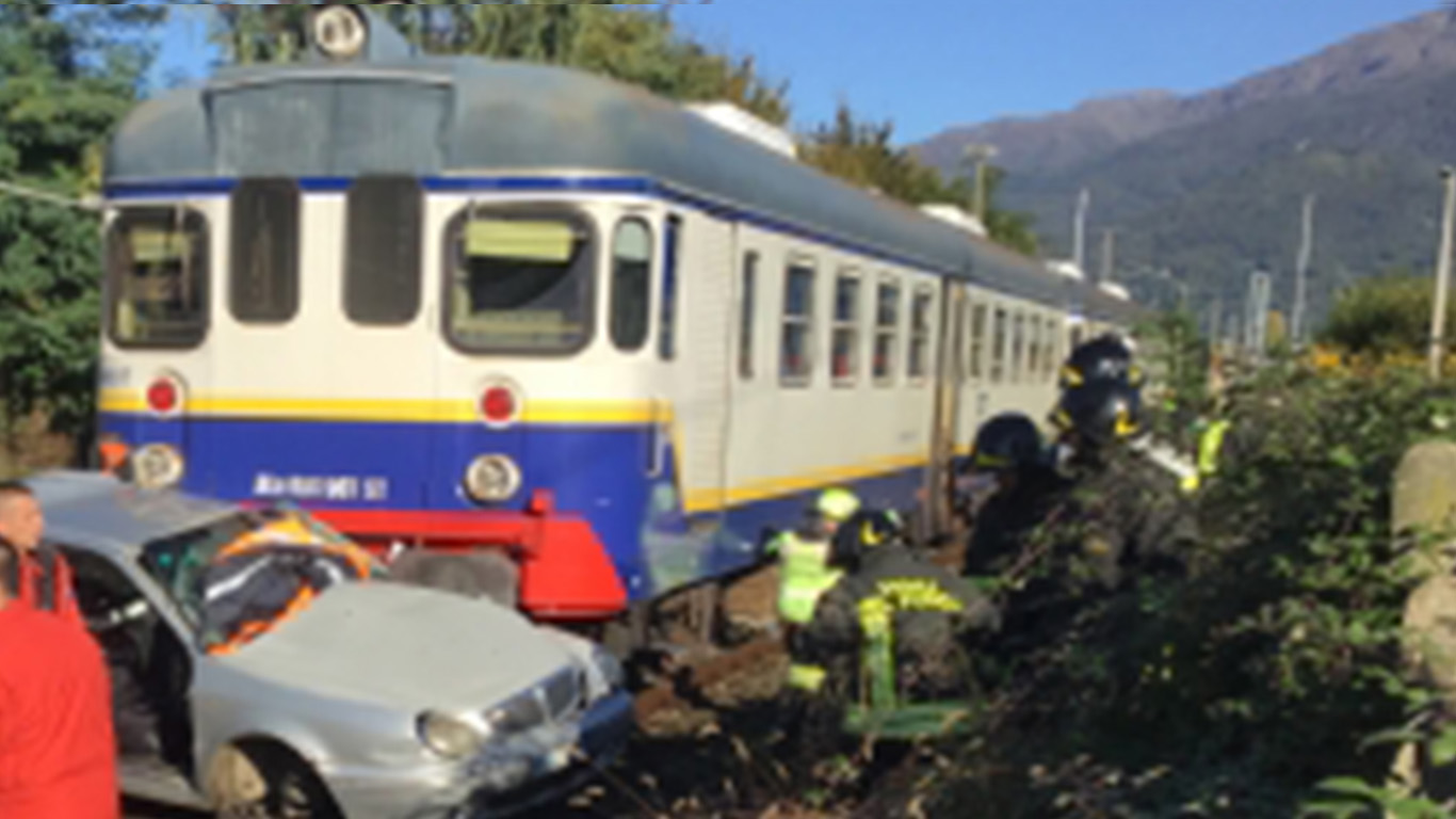 Treno travolge auto nel Torinese – Conducente incastrato fra le lamiere