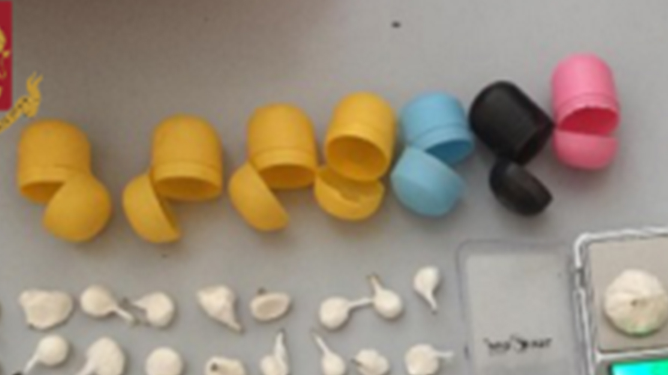 A 70 anni nasconde la droga nelle sorprese degli ovetti- Arrestato