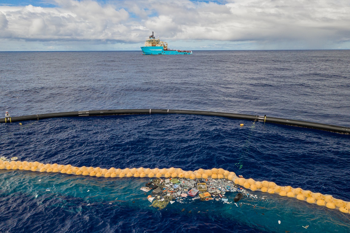 “Funziona!” – Il mega raccoglitore di plastica di ‘Ocean Cleanup’ pulisce l’oceano – Ecco come agisce