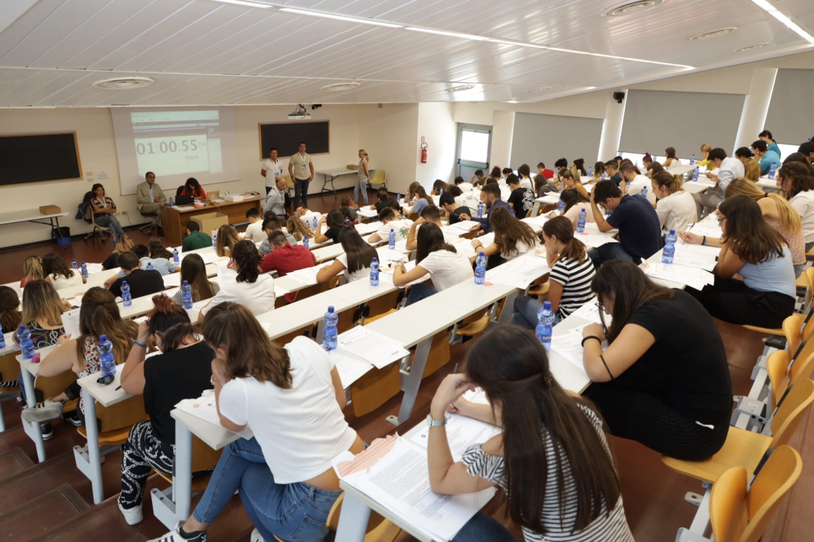Borse di studio dimezzate per gli studenti a Torino – Ma Cirio si oppone “Non taglieremo un euro”
