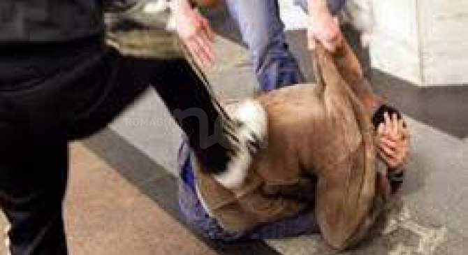 “Marocchino di m….!” – Nuova aggressione razzista a Torino, pestato perché la pallina della figlia colpisce una bimba