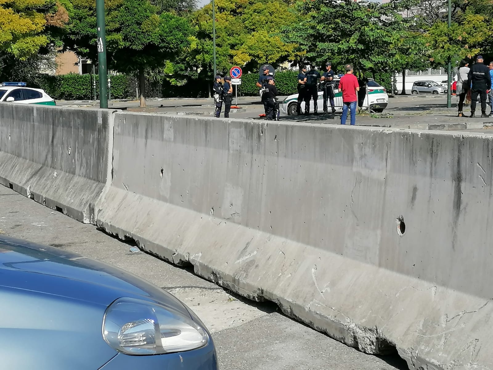 Barriere di cemento contro gli abusivi del suk – Alessi “Era ora! Adesso vietare il suk in via Carcano”