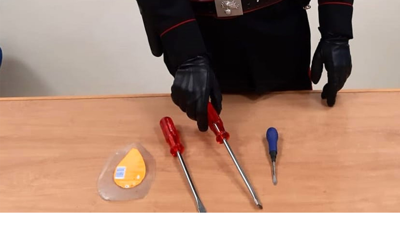 Giovani rom ‘armate’ di cacciavite scoperte mentre forzano la porta di un condominio – Arrestate