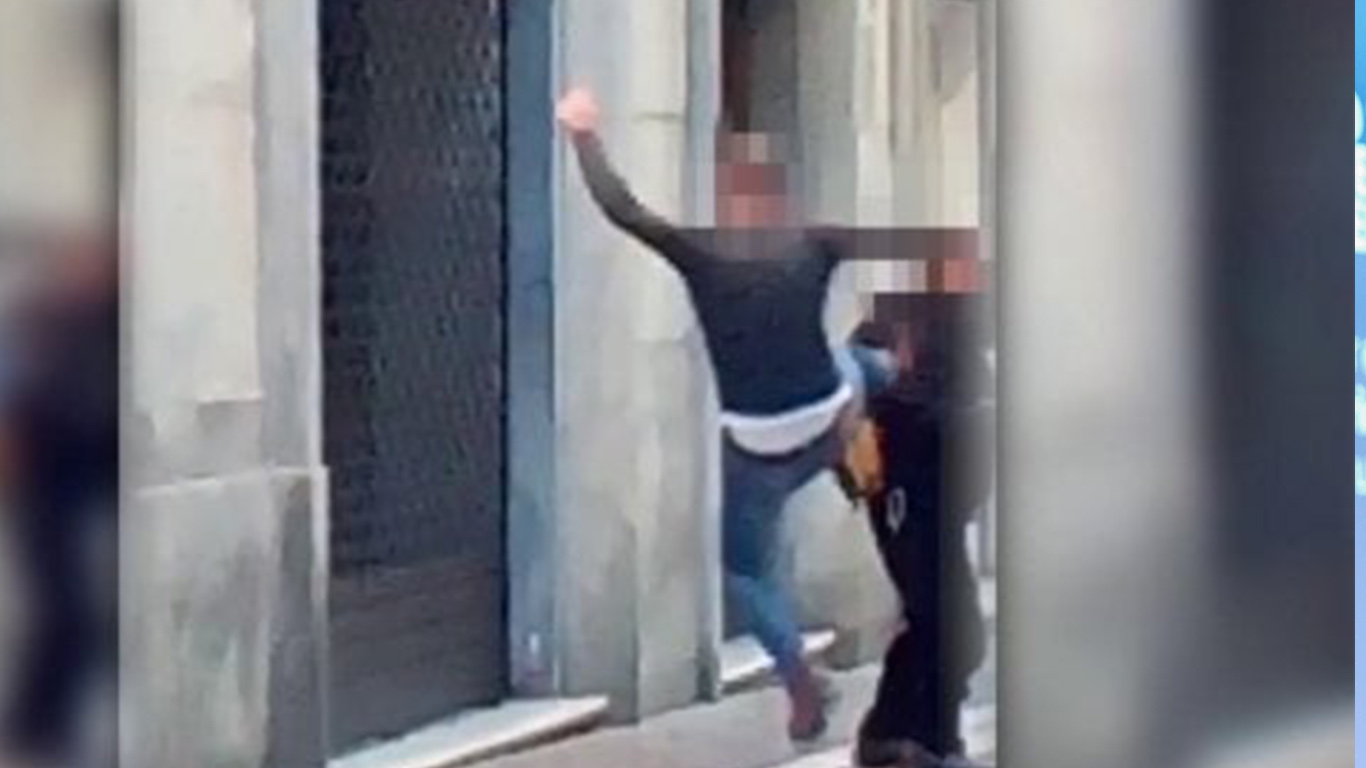 Picchiano selvaggiamente un clochard nel centro di Torino – Arrestati tre ventenni italiani