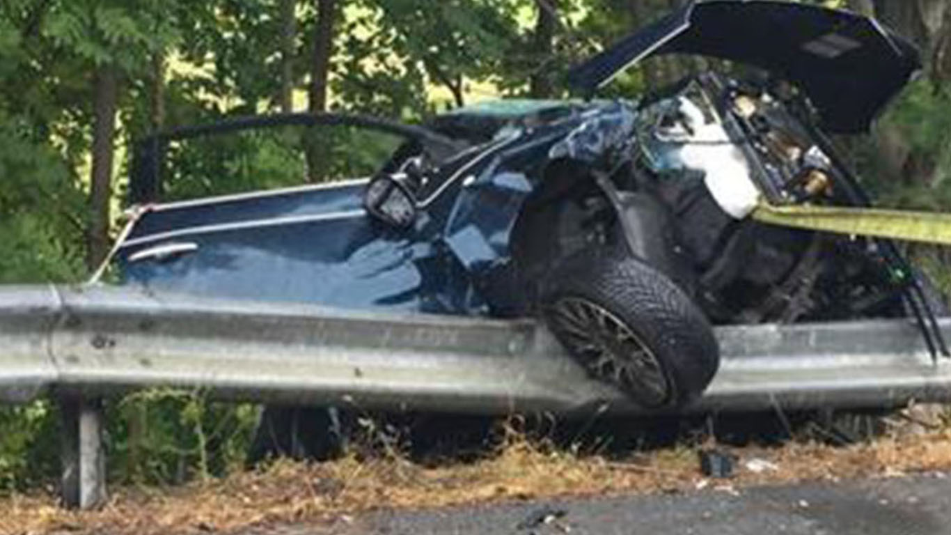 Sorpasso azzardato sotto la pioggia, auto finisce nella scarpata – Due morti nel Torinese