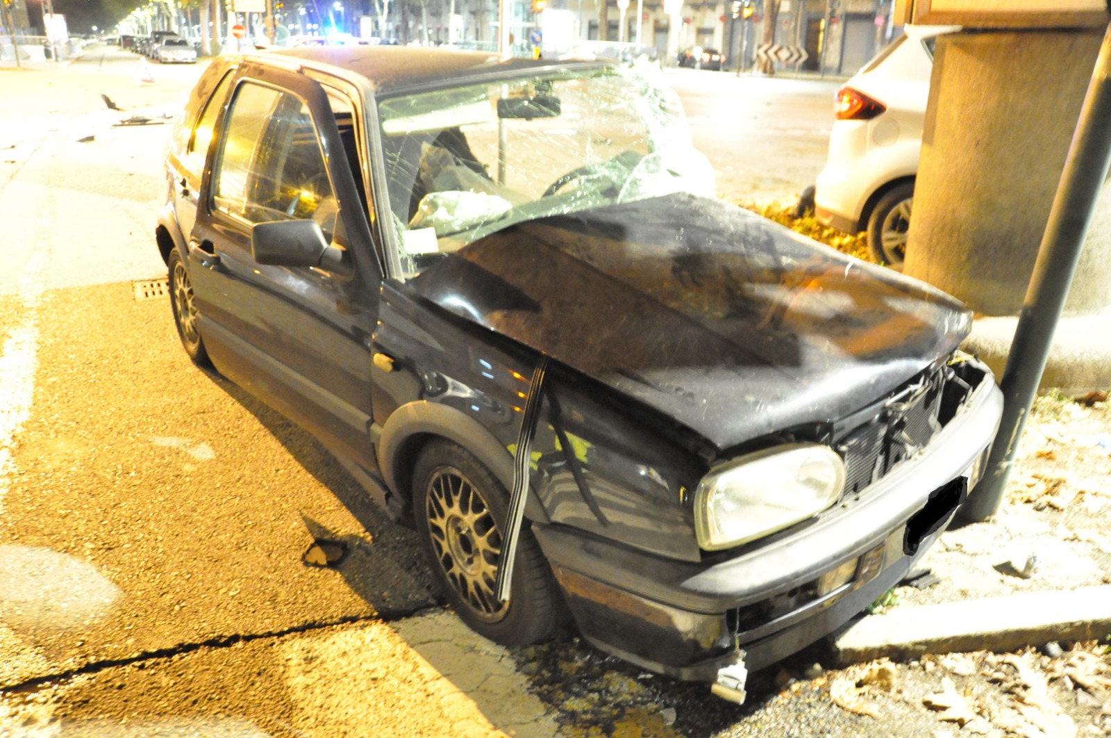 Un altro peruviano ubriaco causa incidente nella notte – Auto contro un semaforo in corso Monte Cucco