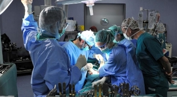 Super intervento di 11 ore al Cto – Perde tutte le dita delle mani, maratona per salvarle