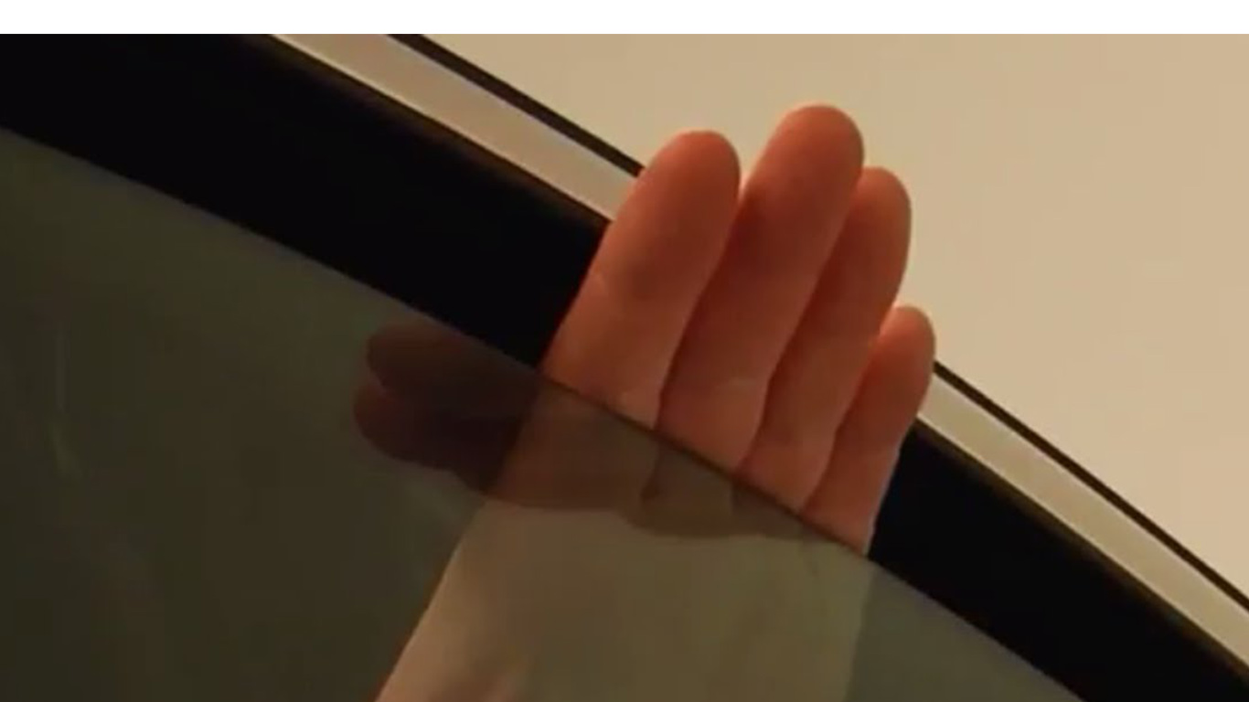 Si trancia un dito con la portiera mentre aspetta i figli a scuola – Mamma sotto choc, finisce al Cto