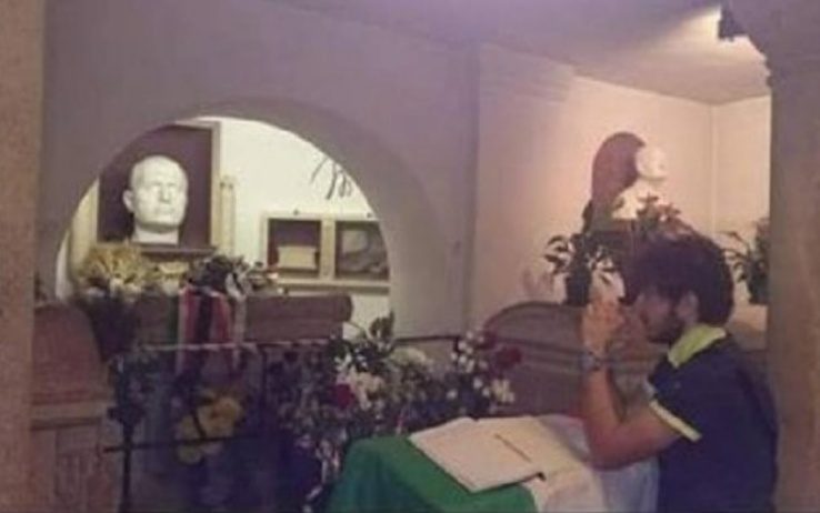 Prega sulla tomba del Duce – Licenziato il portavoce dell’Assessora regionale leghista