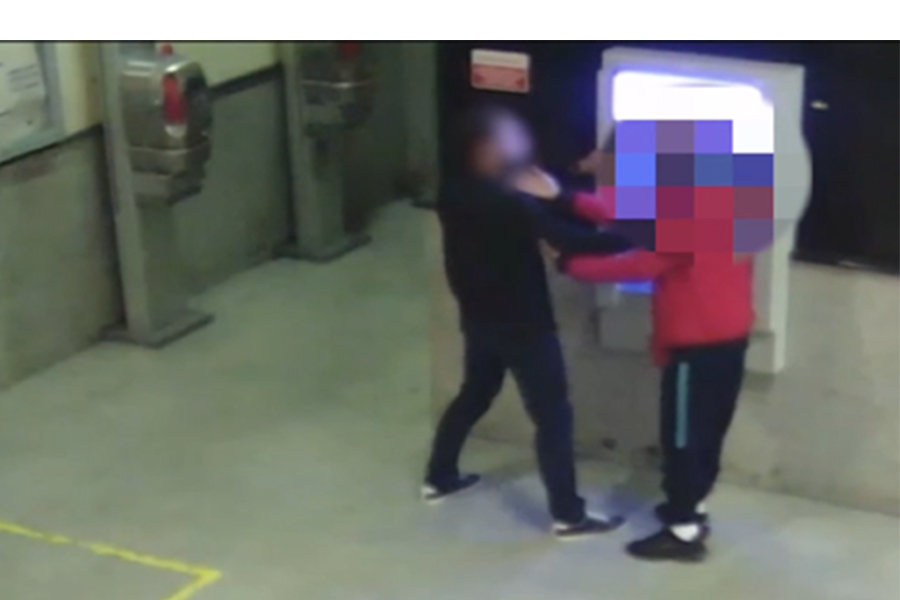 Violenta rapina in stazione a Chivasso – A calci e pugni costringono un ragazzo a prelevare soldi e consegnarli