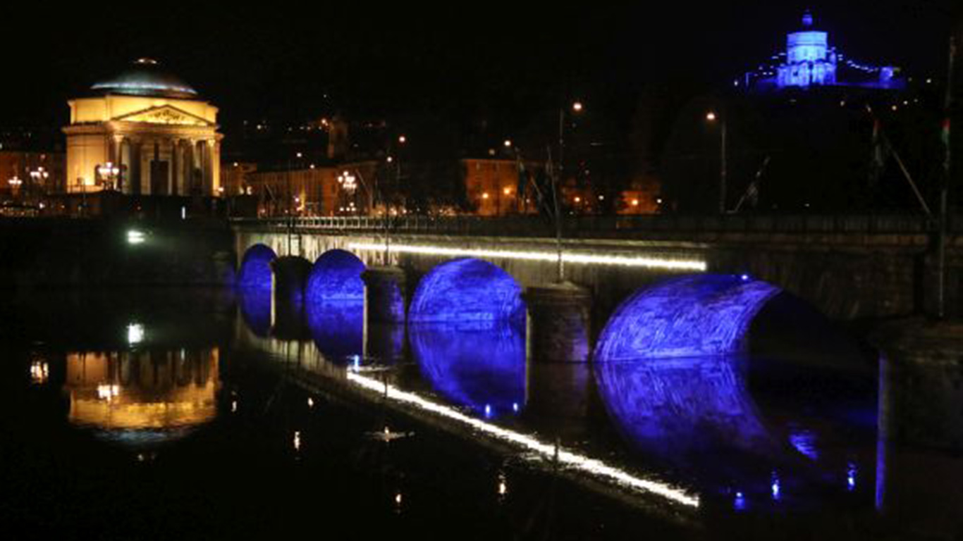 Diritti dell’Infanzia – A Torino i Ponti si illuminano di blu