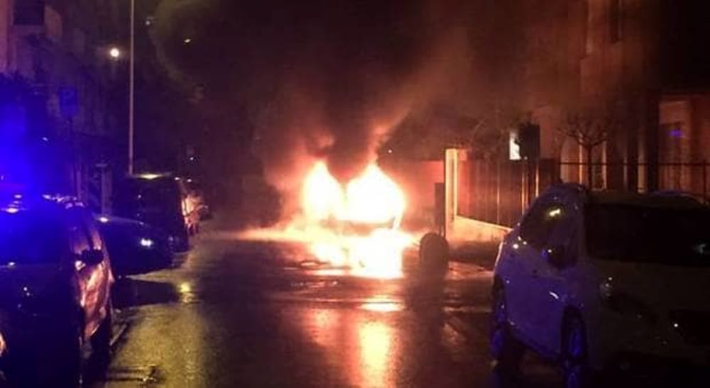 Lancia una bomba-carta contro l’abitazione della ex – Non aveva accettato un regalo