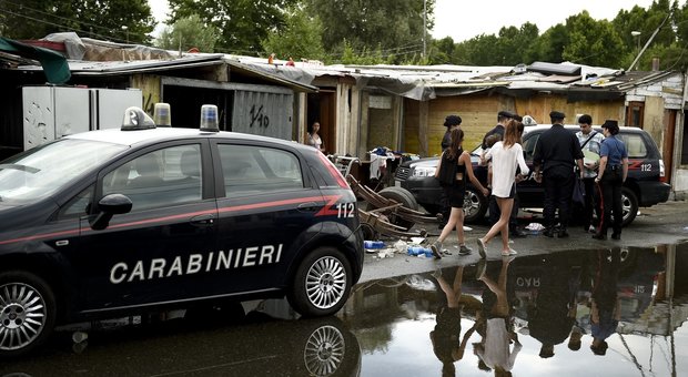 Controllo in campo nomadi a Torino- Trovati Rolex, oro e pietre preziose – 5 denunce