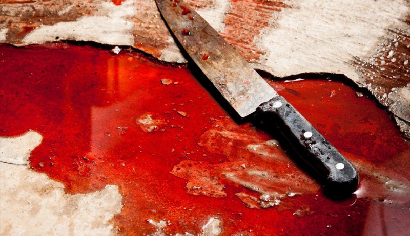 “Aiuto, mi hanno accoltellato!” Ma gli agenti lo trovano coperto di ketchup: denunciato per procurato allarme