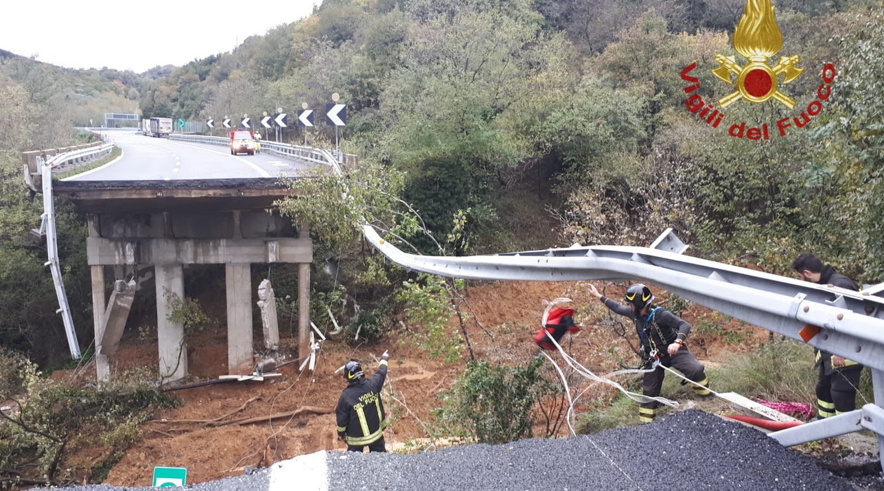 Crollato un tratto di viadotto sulla Torino-Savona. Sono 30 metri di autostrada