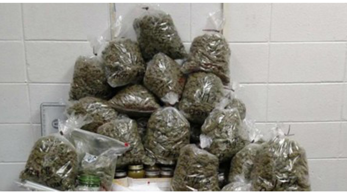 Lo fermano per un controllo per il Coronavirus e lo trovano con 16 kg di marijuana – Arrestato