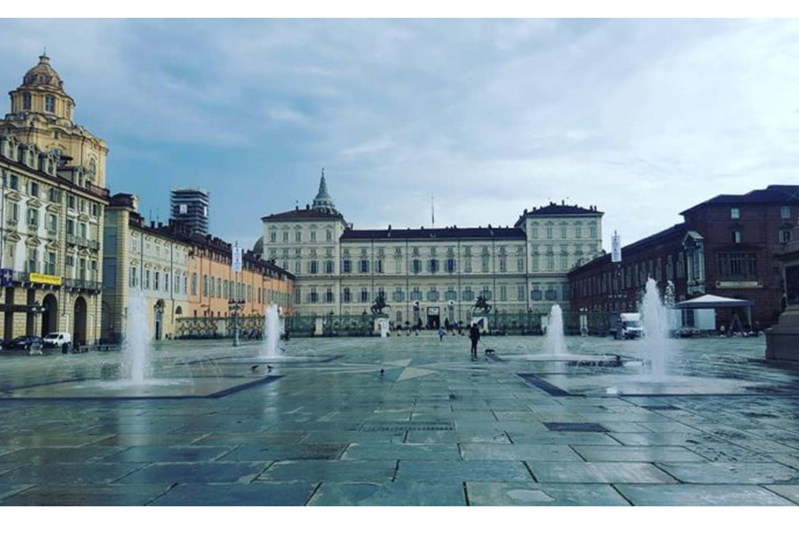 Spacciatore chic, vende droga in piazza Castello con ‘marchio’ Dior – Arrestato