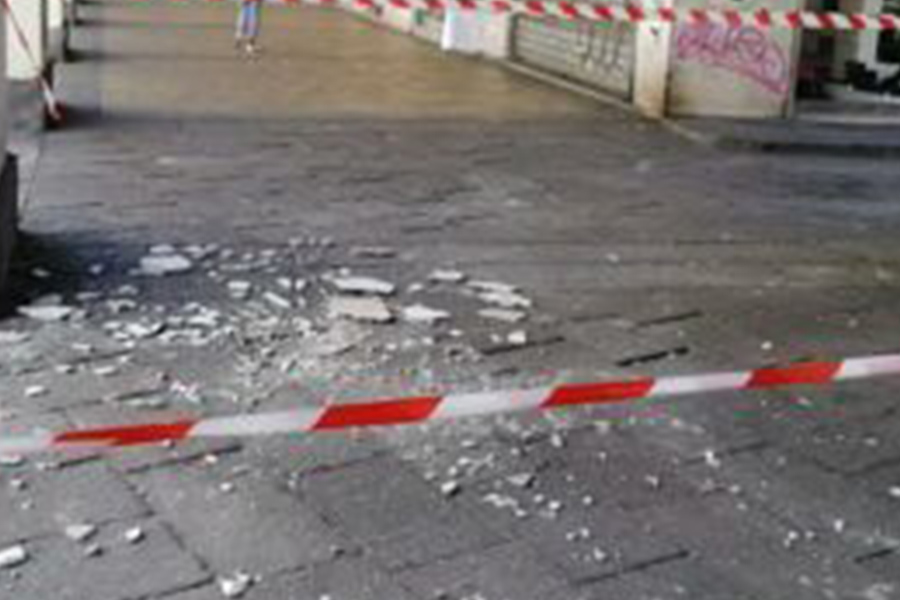 Via Po – Crolla un pezzo di volta dei portici. Furia dei commercianti “La manutenzione chi la fa?”