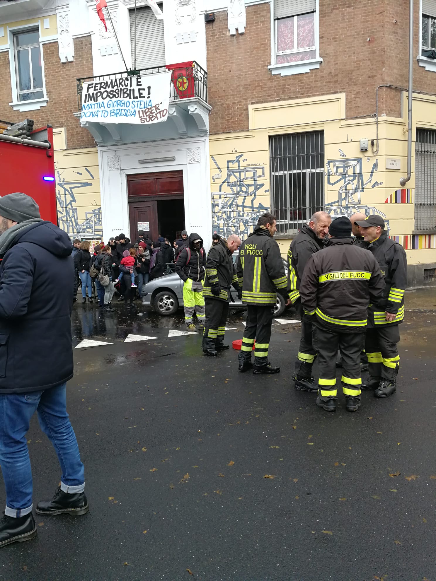 A fuoco l’ex Istituto Baldracco, dentro vivono numerose famiglie – “Poteva essere una tragedia”